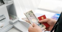 ATMからお金を引き出す女性