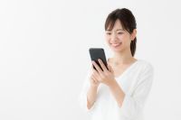 スマホを操作する女性