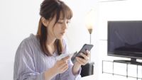 商品購入をカード決済する女性