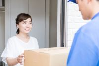 宅配便を受け取る女性