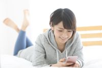 スマホを操作する女性