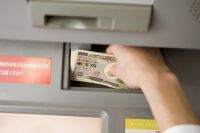 ATMからお金を引き出す